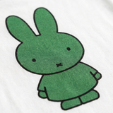 Ontwerpdetail van het witte nijntje kinder-T-shirt met groene nijntje opdruk