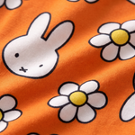 Close-up van de zachte bamboestof van het ZIPSTER x nijntje Daisy Days bamboe-rompertje