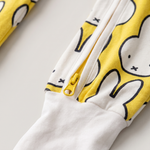 Tweewegritssluiting op het ZIPSTER x nijntje Hello Yellow bamboe-rompertje