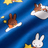 Close-up van de zachte bamboestof van het ZIPSTER x nijntje Starry Sleep bamboe-babypakje