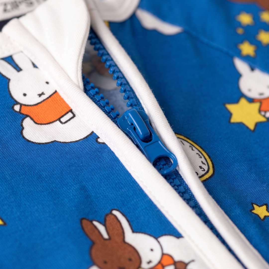 Tweewegritssluiting op het ZIPSTER x nijntje Starry Sleep bamboe-slaappakje
